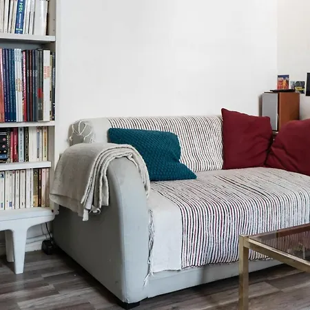 Charming Apartment In A Lively Neighborhood